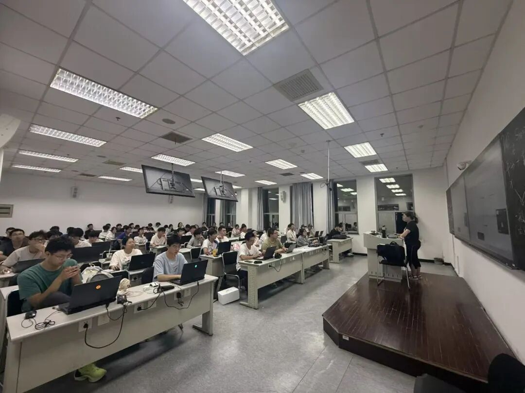 點(diǎn)燃興趣，賦能未來(lái) 人工智能學(xué)院“職業(yè)能力+興趣”微課火熱開啟，聚焦教學(xué)軟件開發(fā)